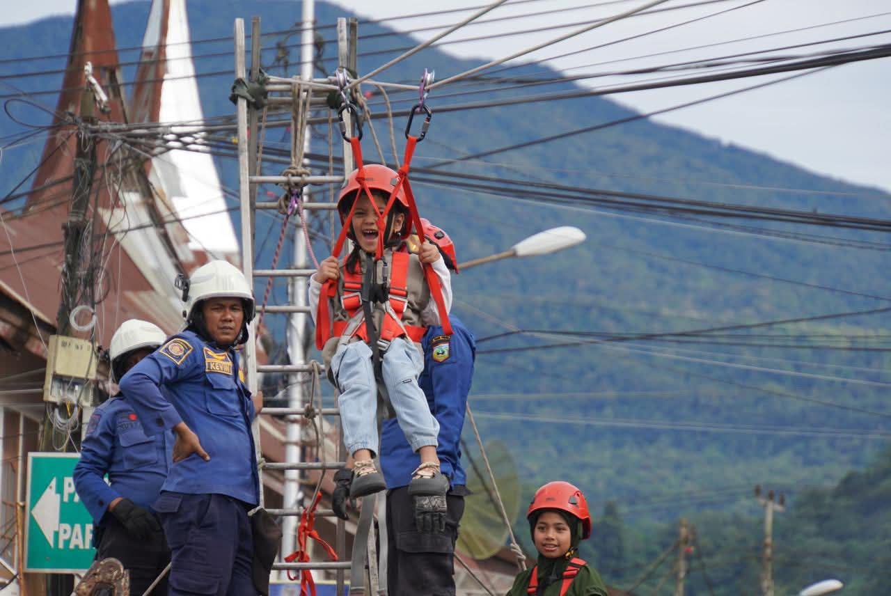 atraksi-flying-fox-dari-satpol-pp-damkar-semarakkan-cfd-di-kota-padang-panjang