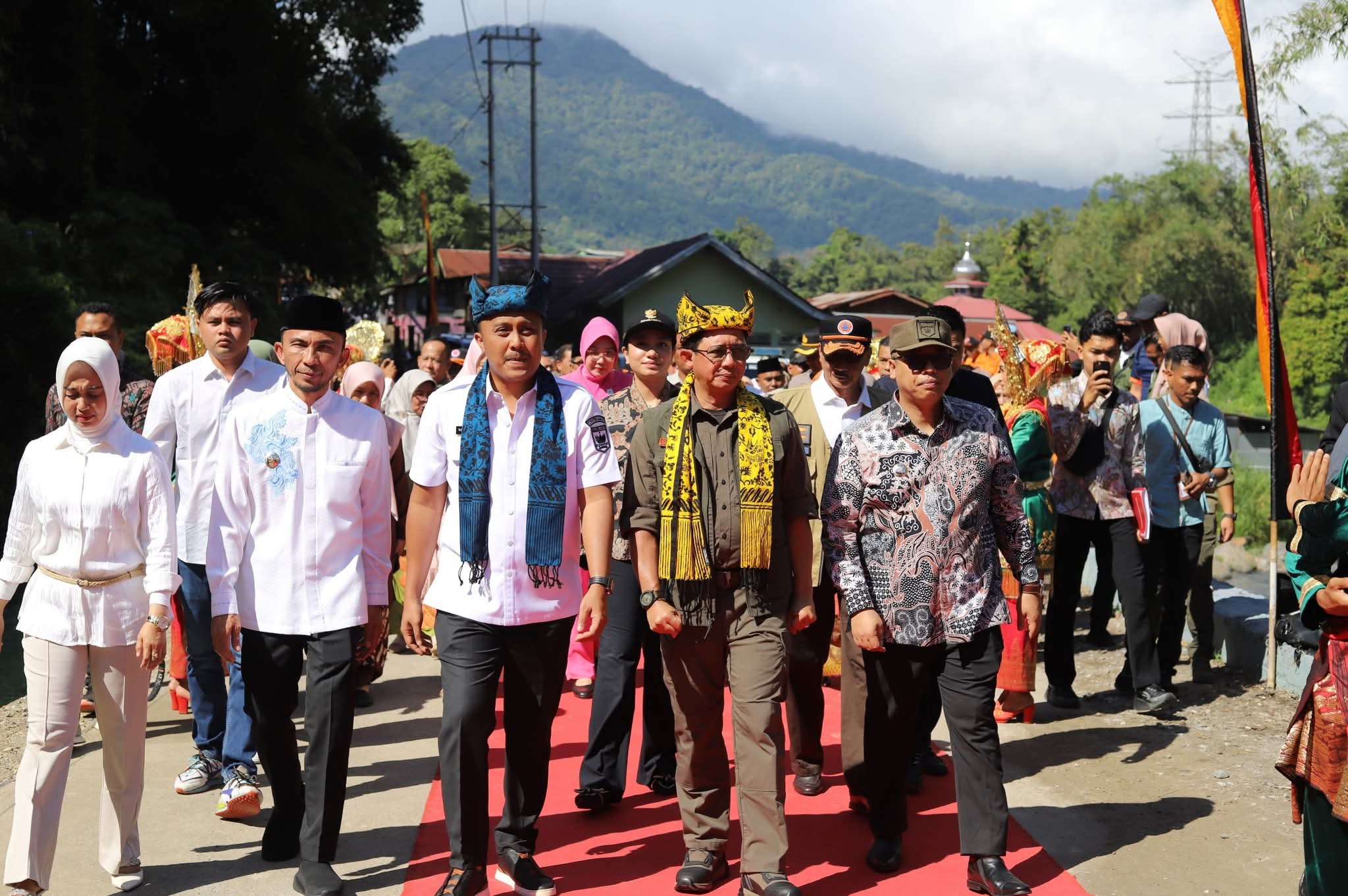 rusak-akibat-lahar-dingin-marapi,-kepala-bnpb-resmikan-sejumlah-infrastruktur-di-padang-panjang