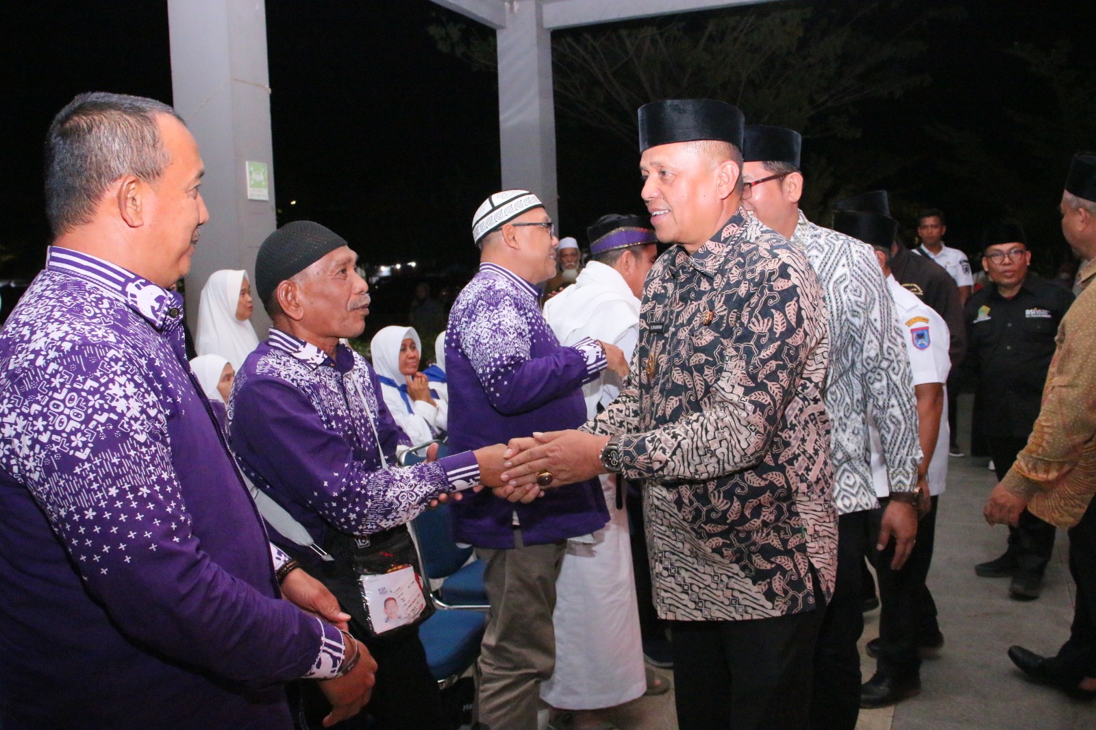 jemaah-haji-payakumbuh-tiba,-disambut-wakil-wali-kota-elzadaswarman 