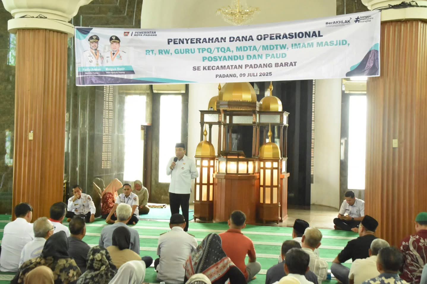 bantu-pelayanan-sosial-kemasyarakatan,-wawako-serahkan-dana-rp625-juta-di-kecamatan-padang-barat