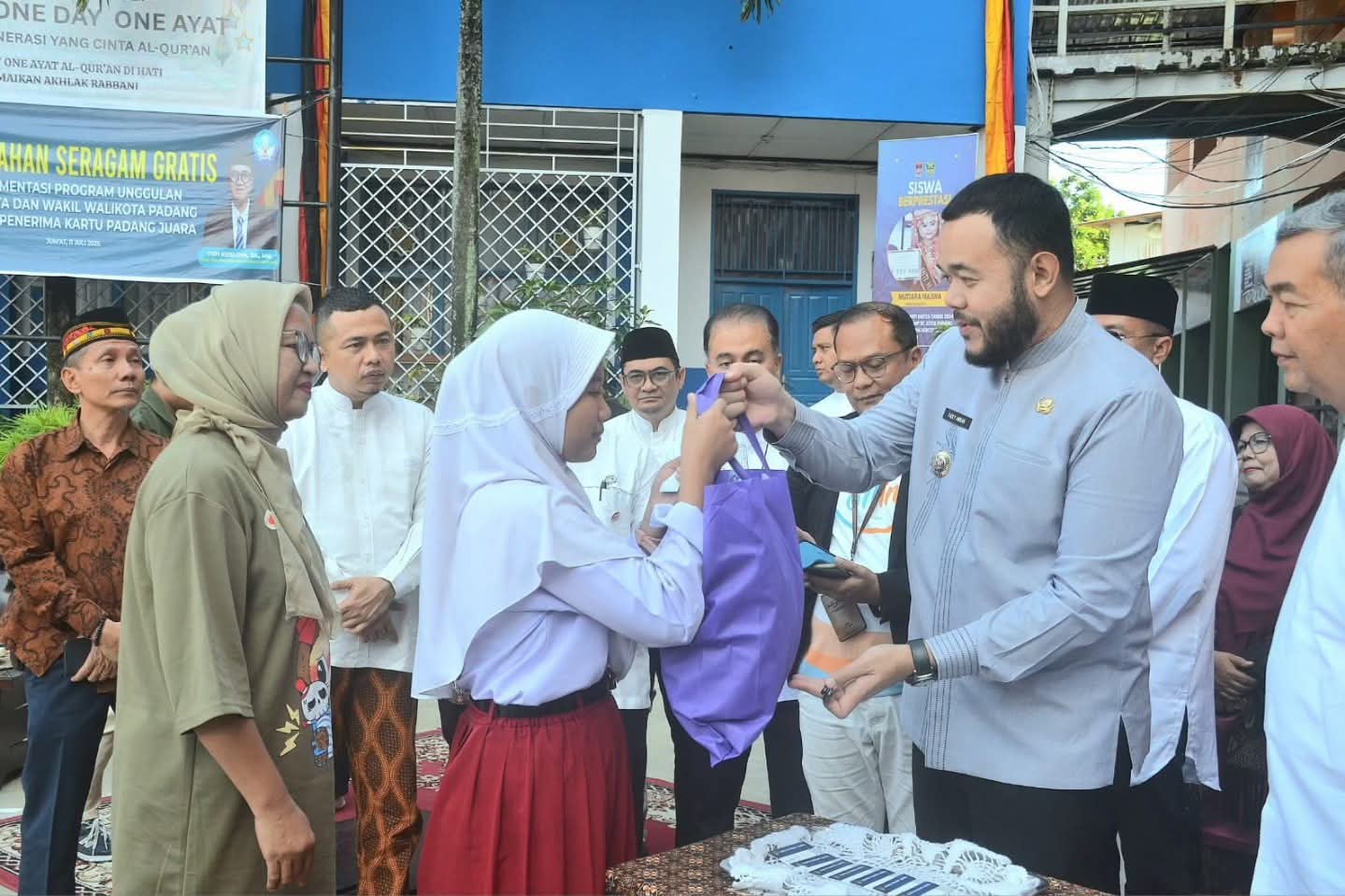 wali-kota-fadly-amran-serahkan-kartu-padang-juara-dan-seragam-gratis-di-smpn-2-padang