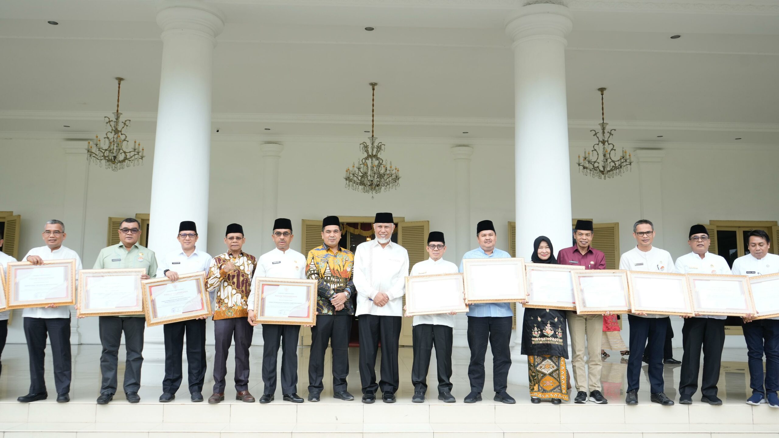 serahkan-penghargaan-bagi-14-opd-pemprov,-mahyeldi:-kepala-dinas-harus-turun-ke-lapangan