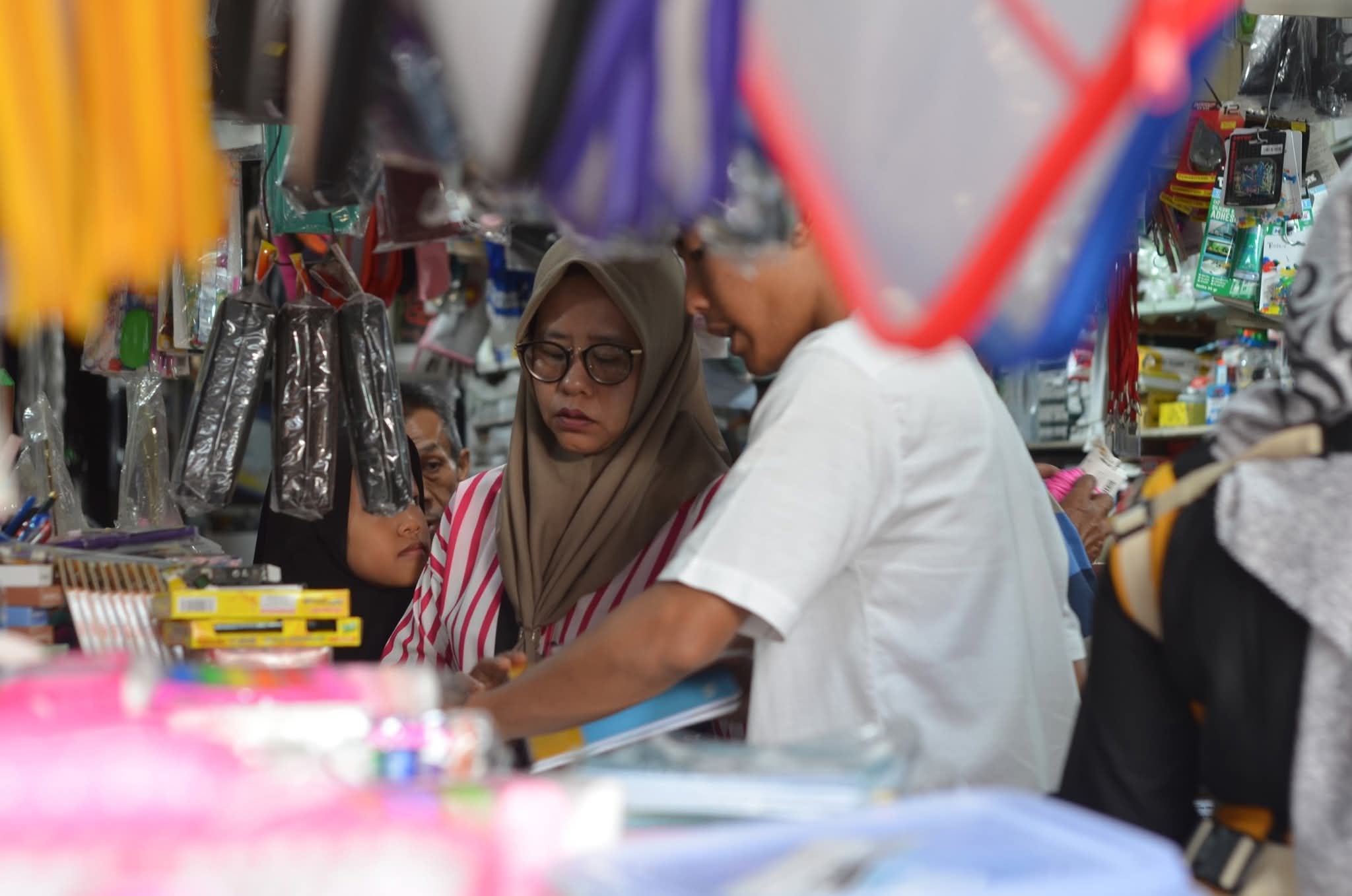 masyarakat-serbu-toko-perlengkapan-sekolah-jelang-tahun-ajaran-baru