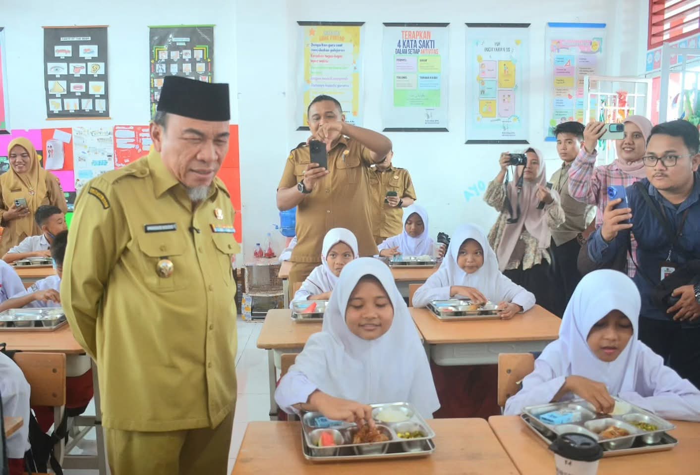 makan-bergizi-gratis-dimulai,-wawako-maigus-nasir-tinjau-sdn-28-air-tawar-timur 