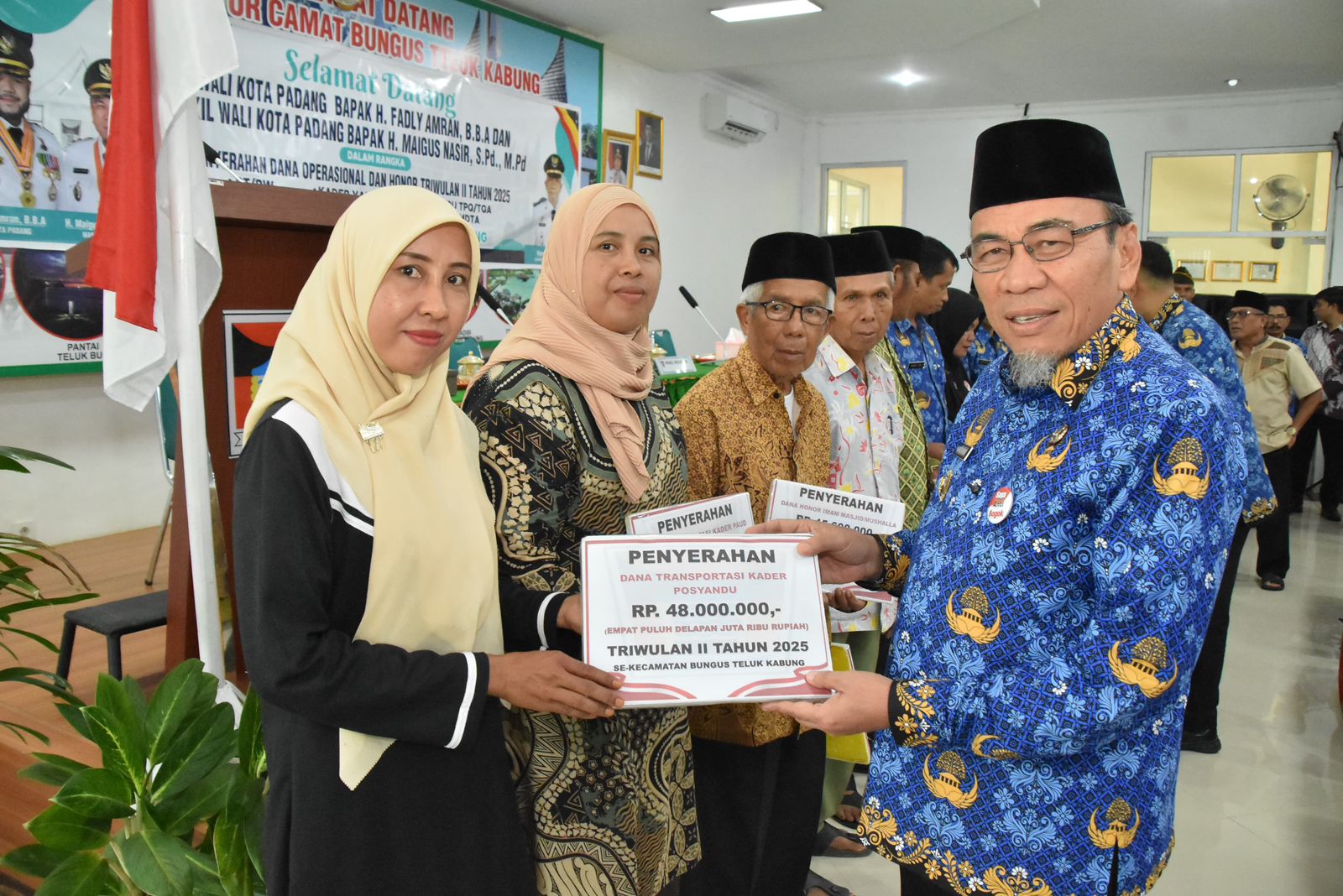 wawako-padang-serahkan-dana-operasional-se-kecamatan-bungus-teluk-kabung