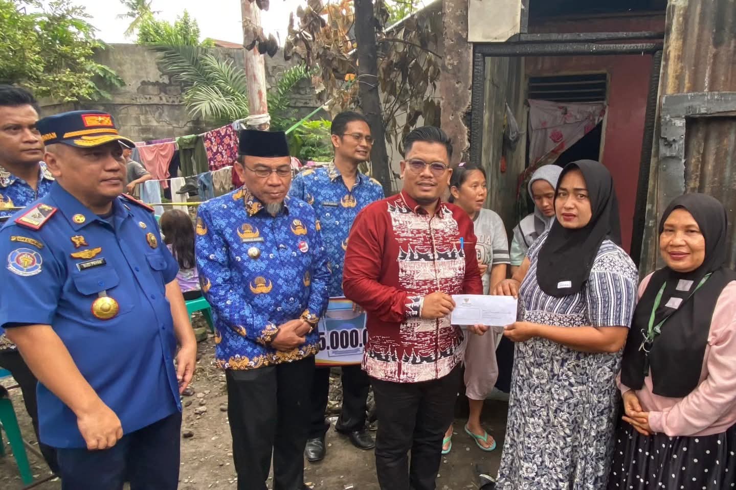 wakil-wali-kota-padang-maigus-nasir-serahkan-bantuan-untuk-korban-kebakaran-di-parak-laweh-pulau-aia
