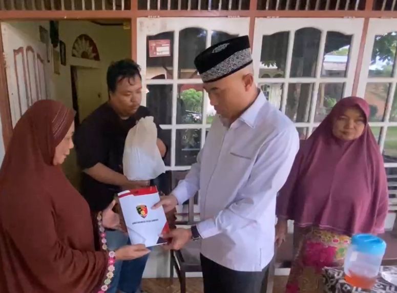 peduli-kemanusiaan,-kombes-pol-andry-kurniawan-serahkan-bantuan-pendidikan-kepada-warga-di-kota-padang