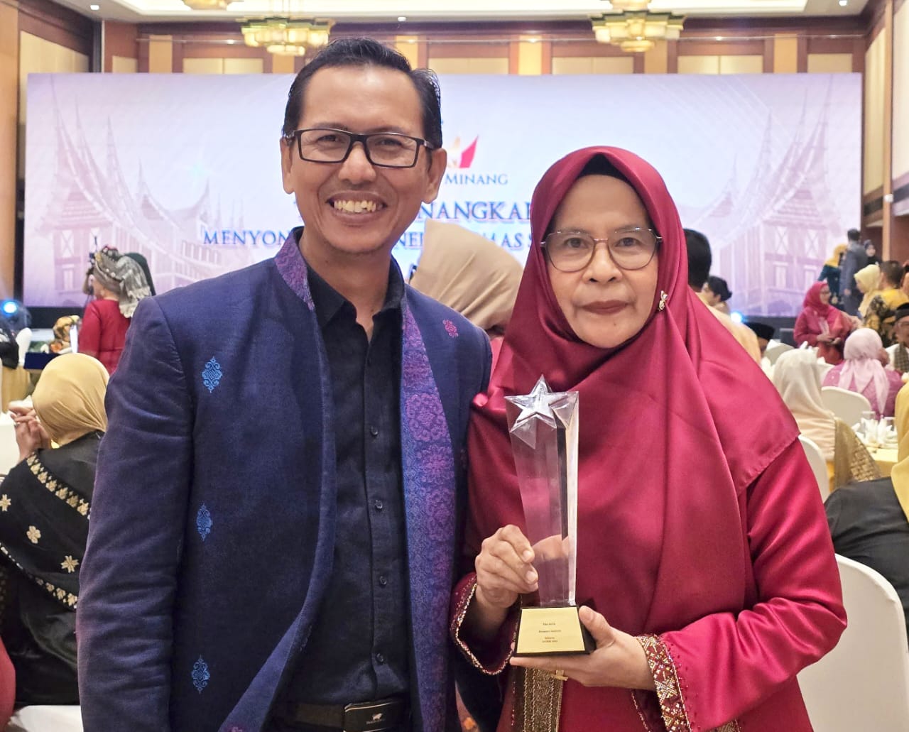 desainer-sumbar-ermiwati-terima-rangkayo-award-2025