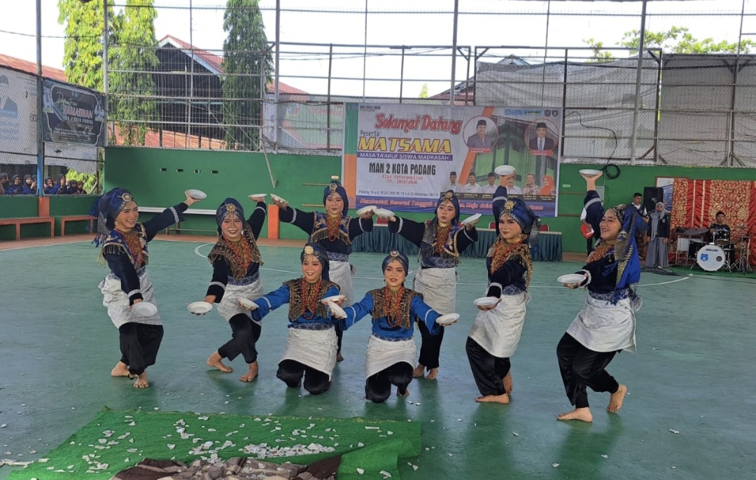 meriah!-parade-ekskul-ramaikan-penutupan-matsama-man-2-kota-padang