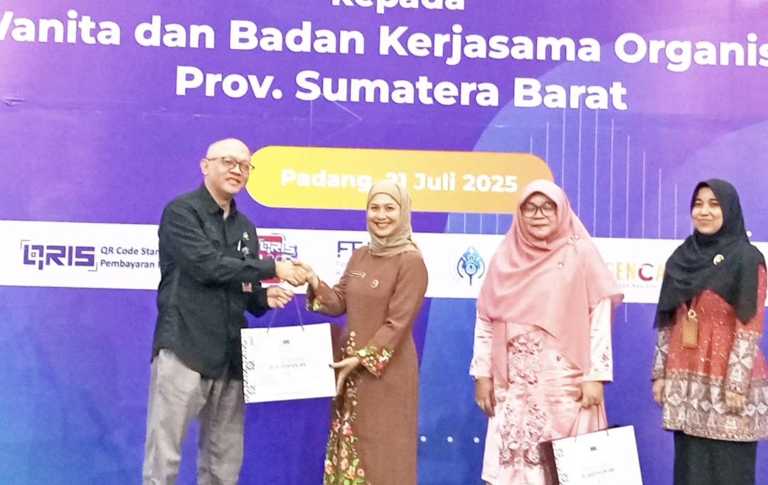 gandeng-bi-dan-ojk-sumbar,-200-anggota-dharma-wanita-persatuan-dan-bkow-update-pemahaman-perlindungan-konsumen