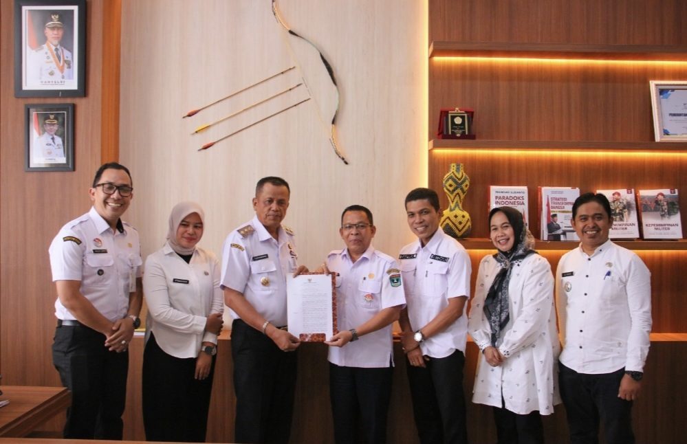 wawako-payakumbuh-elzadaswarman-terima-sk-koto-tangah-juara-lomba-nagari/desa-dan-kelurahan-tahun-2025