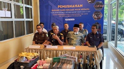 gubernur-mahyeldi-apresiasi-pemusnahan-barang-ilegal-oleh-bea-cukai