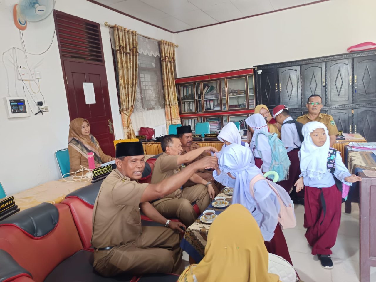 kadis-pendidikan-pasaman-gunawan-tegaskan-guru-dilarang-jual-lks-di-sekolah 