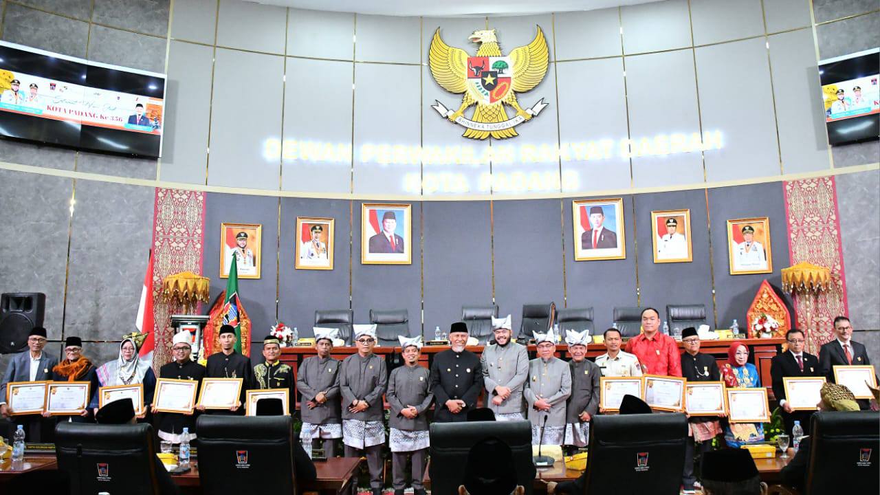 12-tokoh-masyarakat-terima-pin-emas-di-hjk-padang-ke-356