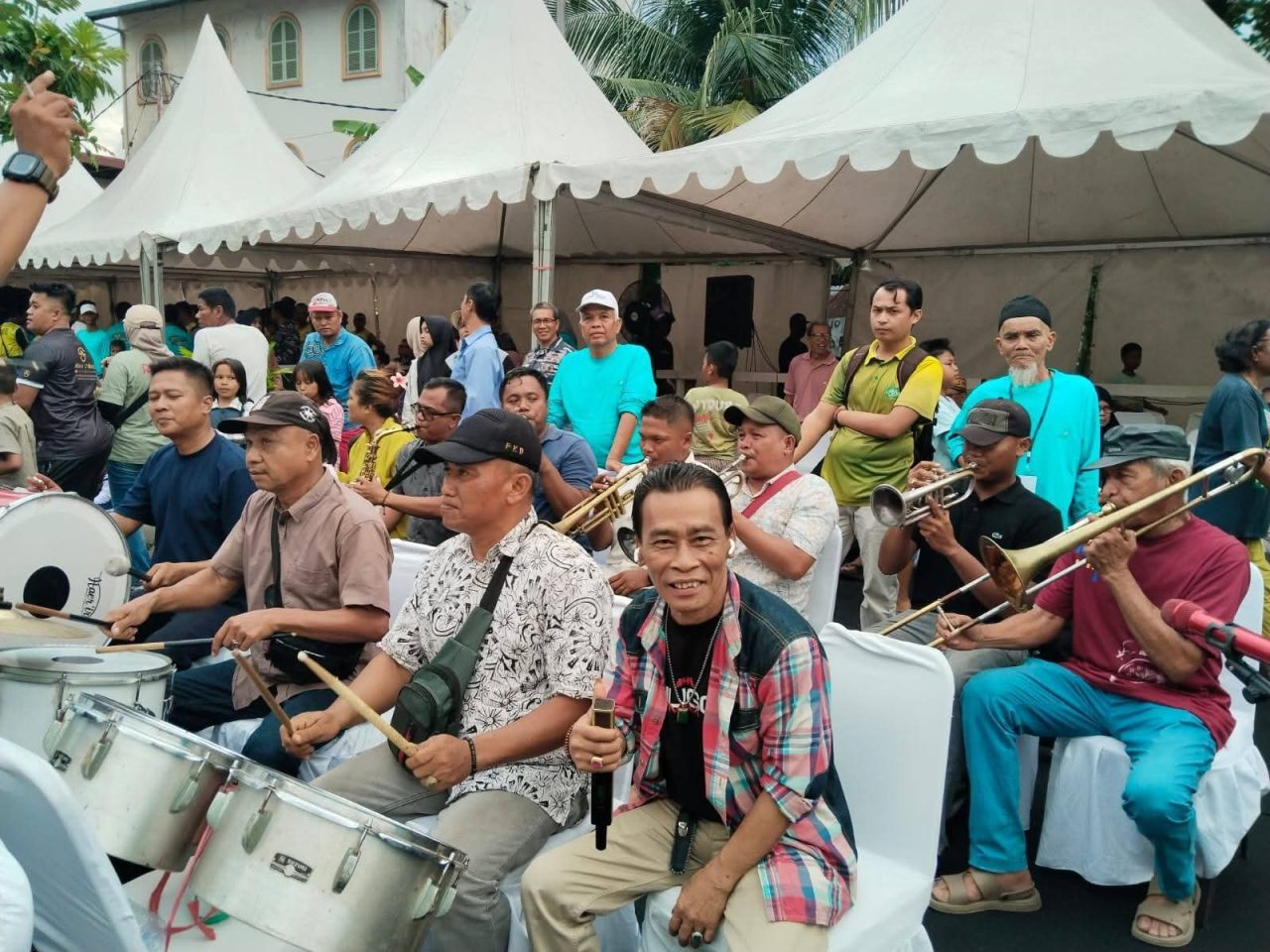 grup-musik-saiyo-sakato-dan-ody-malik-guncang-pesta-rakyat-selaju-sampan-di-padang
