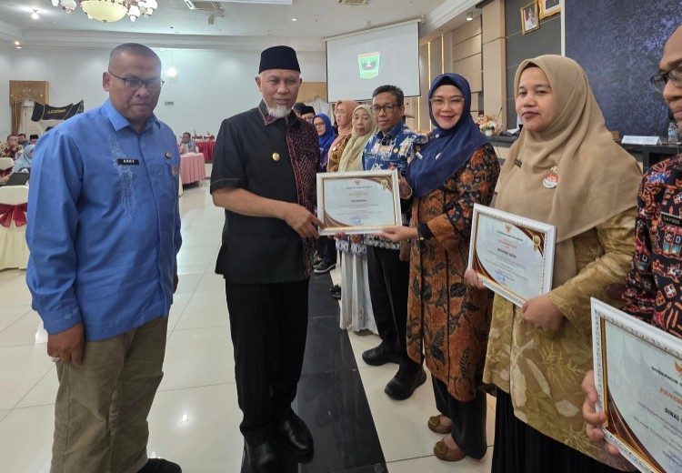 kepala-biro-organisasi-raih-dua-penghargaan-sakip,-diserahkan-langsung-oleh-gubernur-mahyeldi 