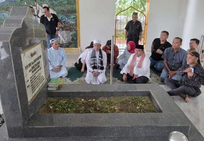 wagub-dki-jakarta-rano-karno-kunjungi-sulut,-ziarah-ke-makam-tuanku-imam-bonjol 