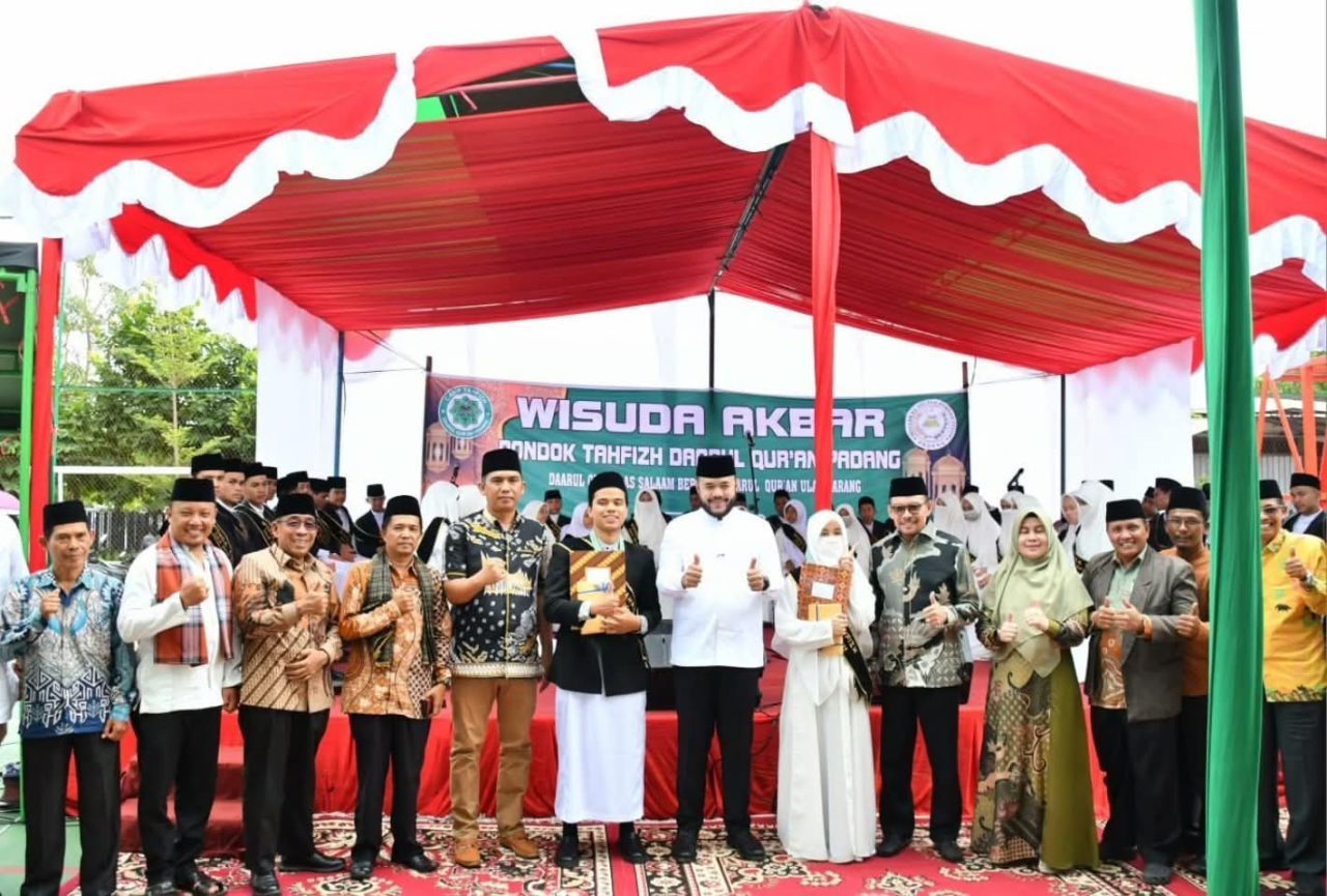 wako-fadly-amran-hadiri-wisuda-akbar-pondok-tahfizh-daarul-quran-padang-tahun-2025