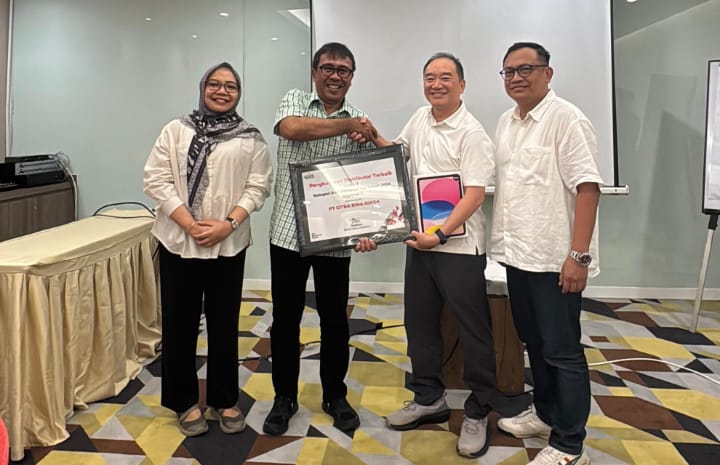 pt-semen-padang-beri-penghargaan-distributor,-pri-gustari:-sinergi-kunci-menangkan-persaingan