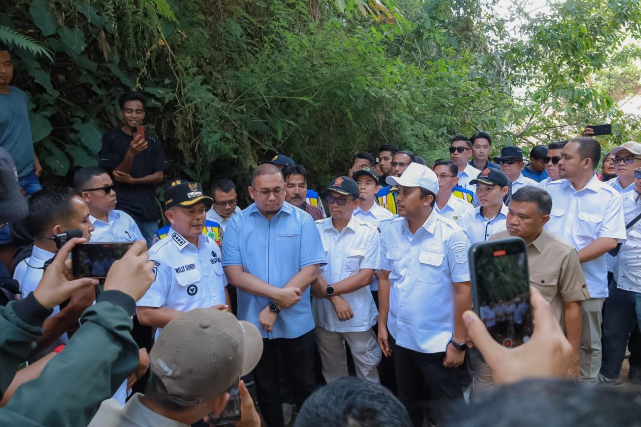 andre-rosiade-pastikan-presiden-prabowo-bantu-bangun-jembatan-di-nagari-cubadak-barat 