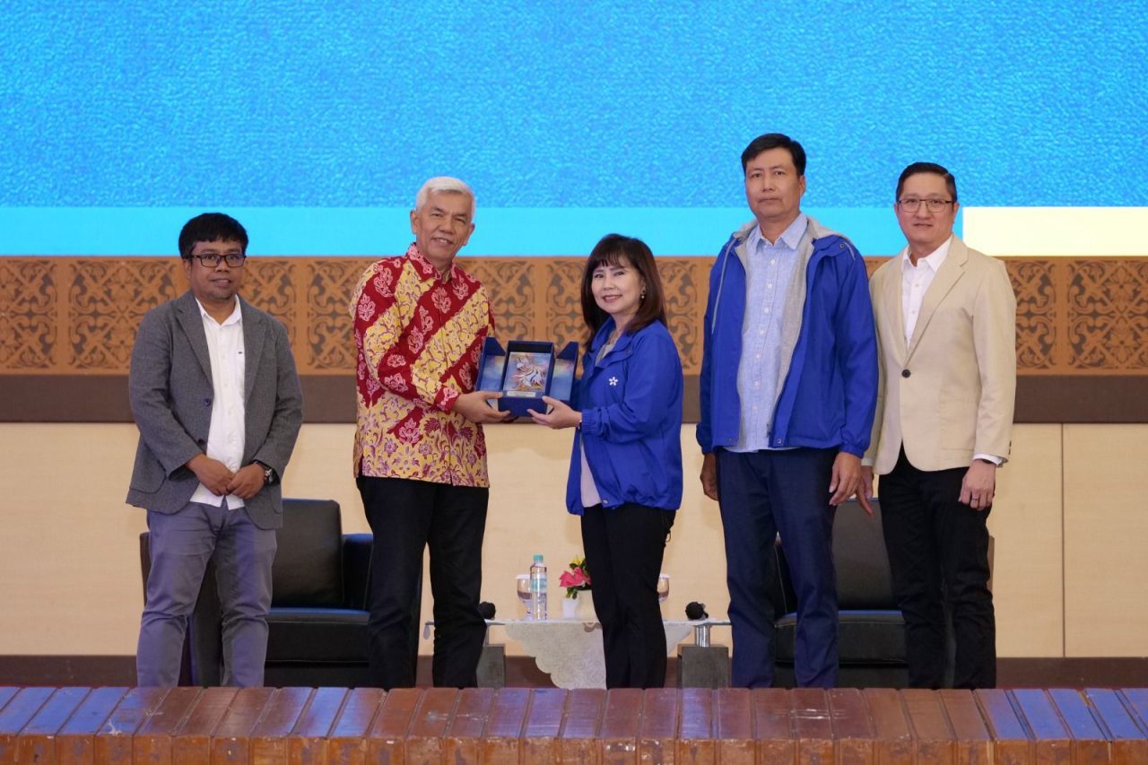 bca-berbagi-ilmu,-lianawaty-:-mahasiswa-unand-harus-adaptif,-tangguh-dan-terampil 