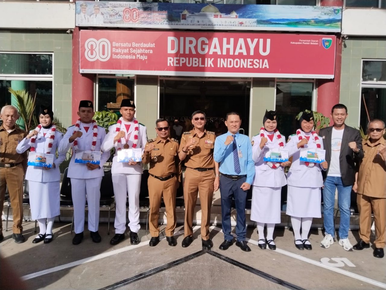 bupati-hendrajoni-apresiasi-pelajar-berprestasi-dan-paskibraka-pesisir-selatan