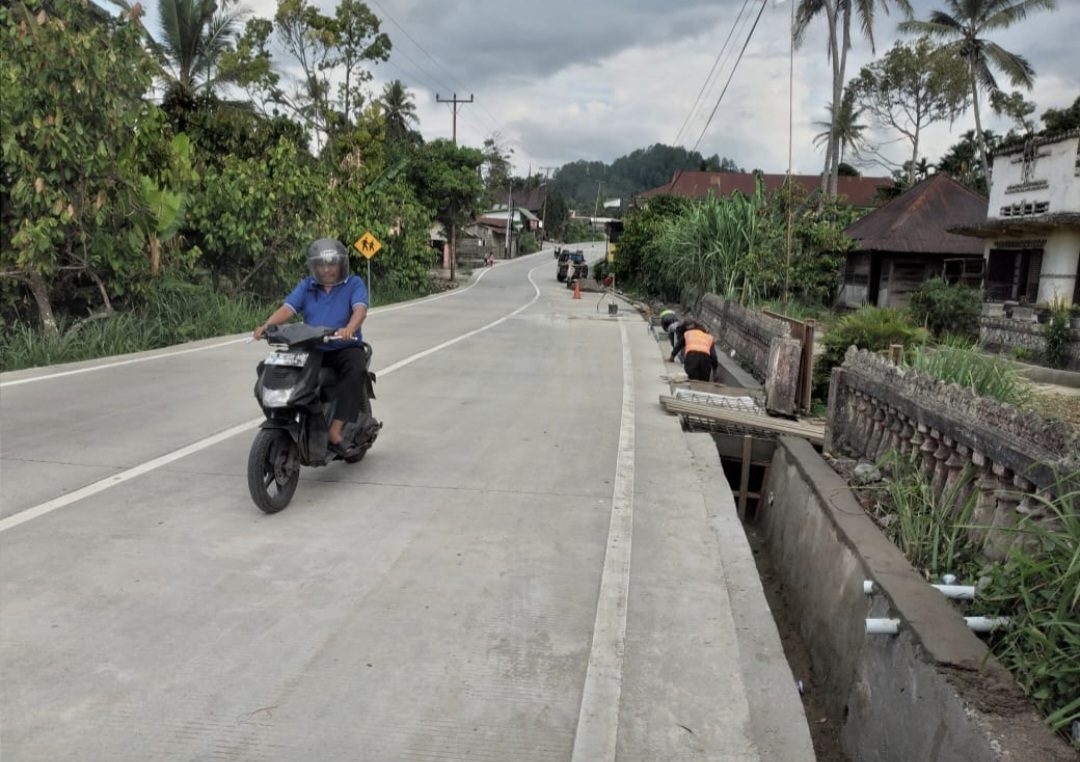 masyarakat-bersyukur,-pengerjaan-rehab-jalan-provinsi-di-lareh-sago-halaban-selesai