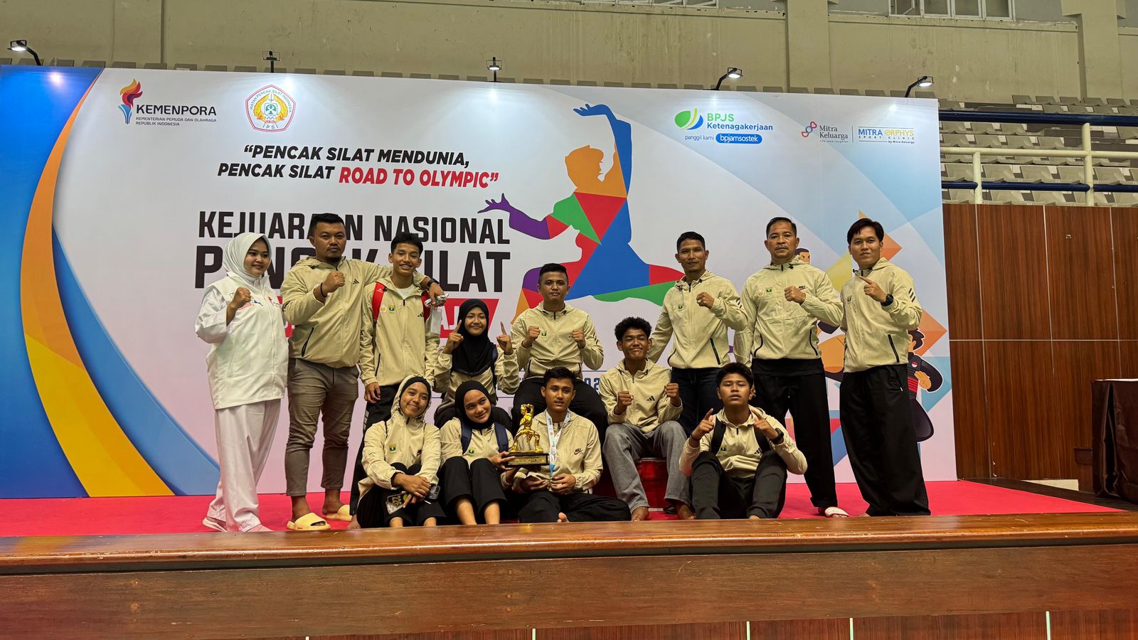 pesilat-muda-sumbar-juara-1-di-kejurnas-pencak-silat-golongan-remaja-2025