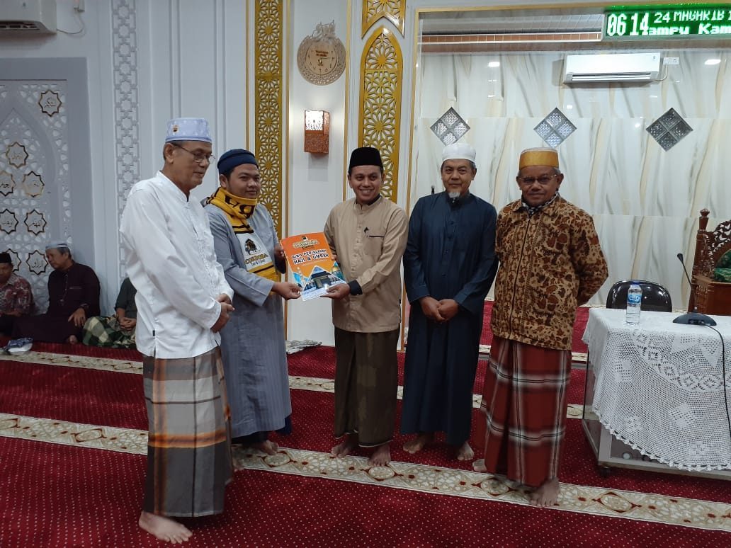 melalui-infak-jamaah-masjid-al-amilin,-pengurus-umrohkan-imam-masjid-ke-baitullah