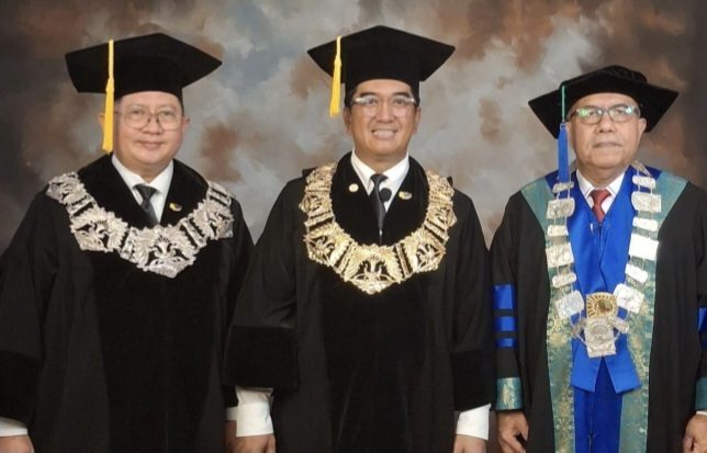 dekan-ft-unand-prof-is-prima-nanda-jadi-tamu-kehormatan-rektor-heri-hermansyah-di-wisuda-ui