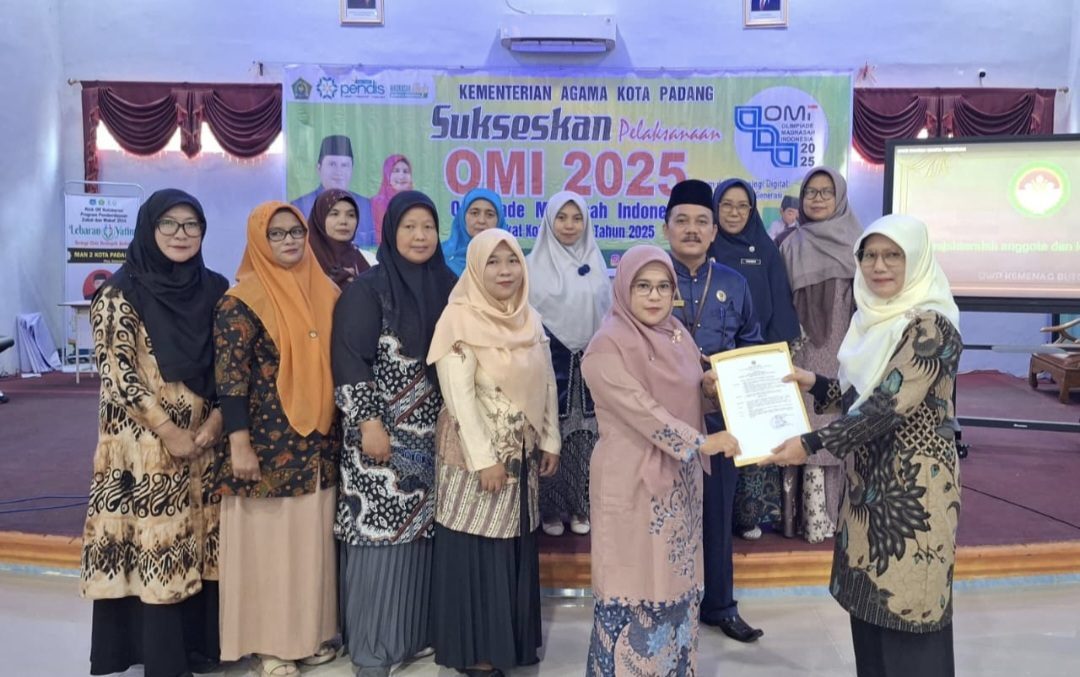 seprida-resmi-dikukuhkan-sebagai-ketua-dwp-man-2-kota-padang