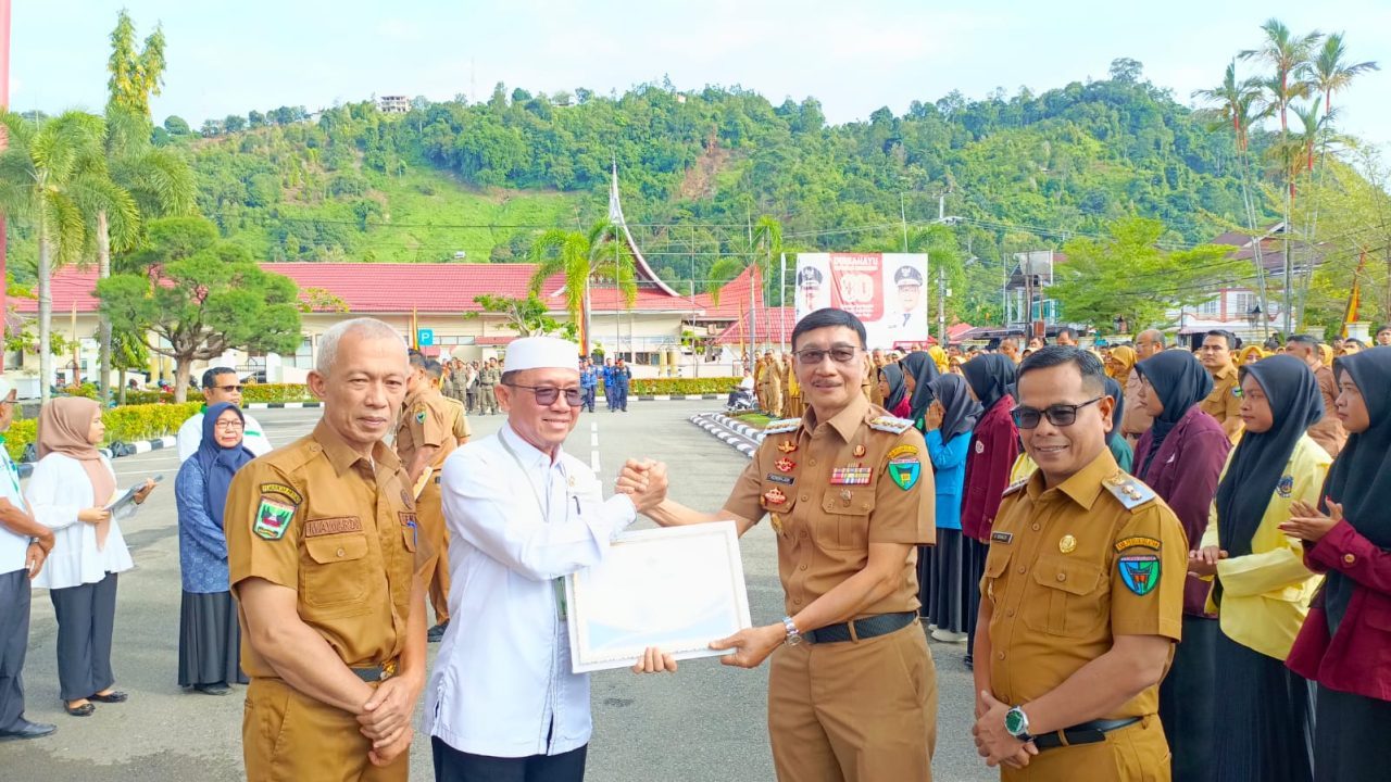 bupati-hendrajoni-terima-dua-penghargaan-kemenag-ri-atas-dukungan-dan-inovasi-pelayanan-haji