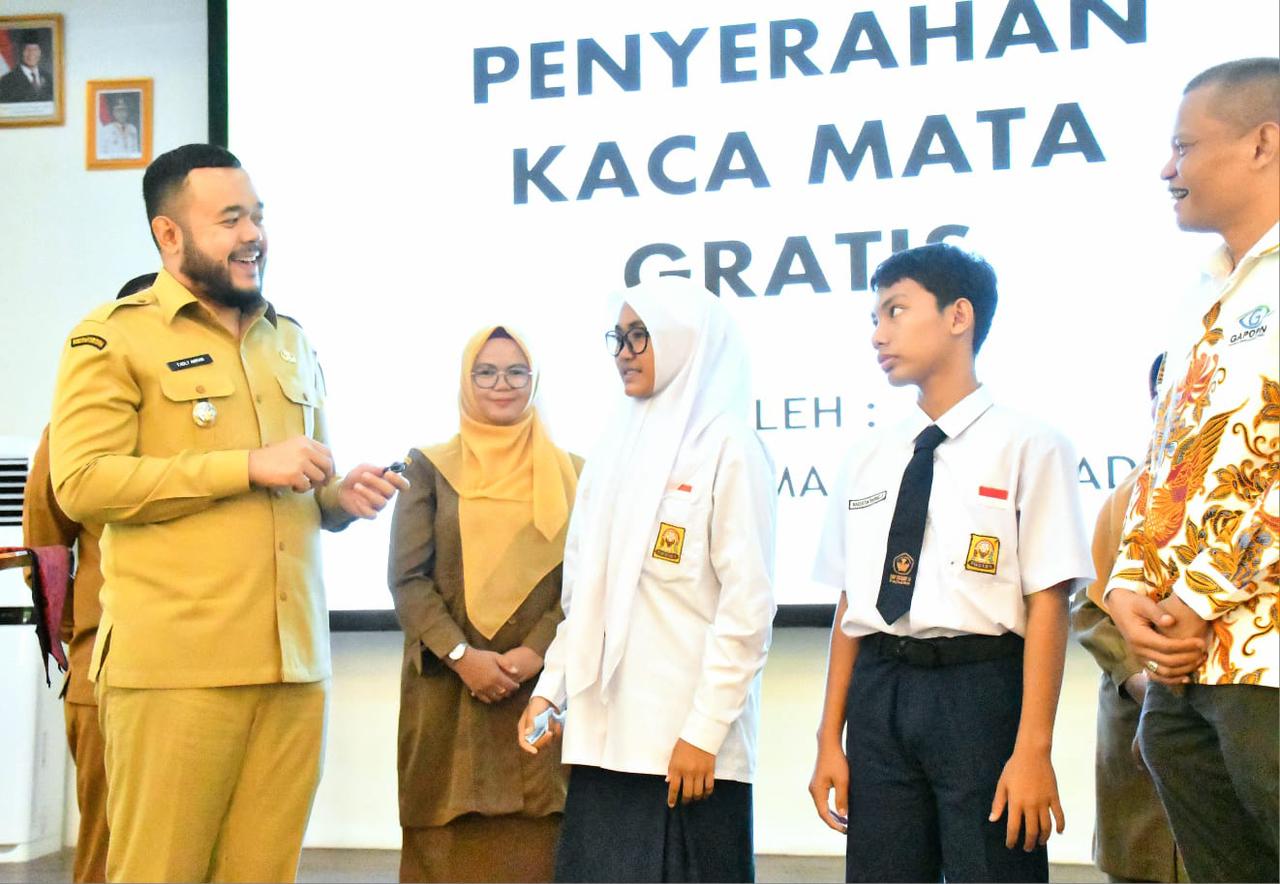 wako-fadly-apresiasi-gapopin-bagikan-200-kacamata-gratis-untuk-peserta-didik-di-padang