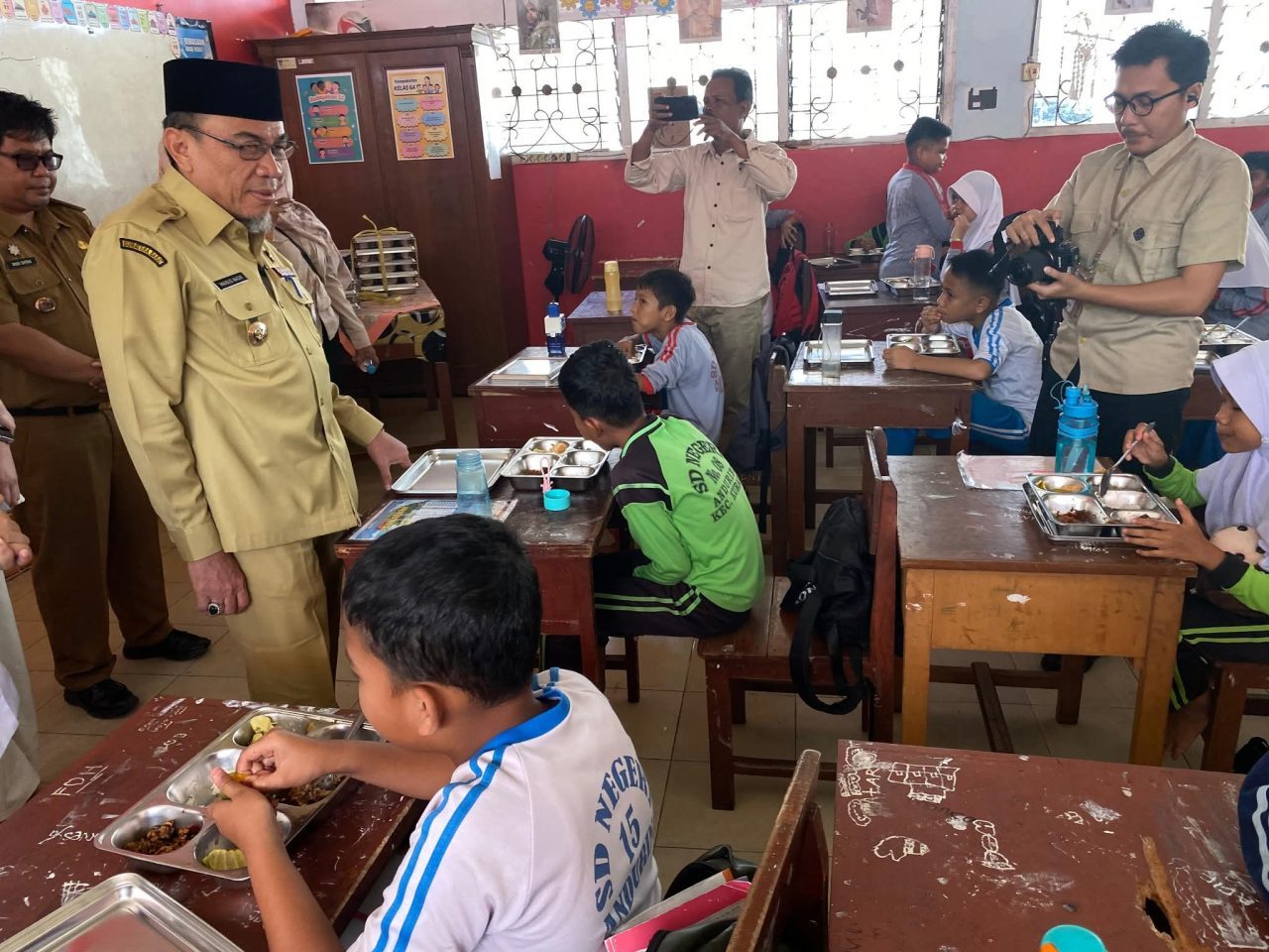 senangnya-siswa-sdn-15-anduring-dapadihadiri-wakil-wali-kota-padang 