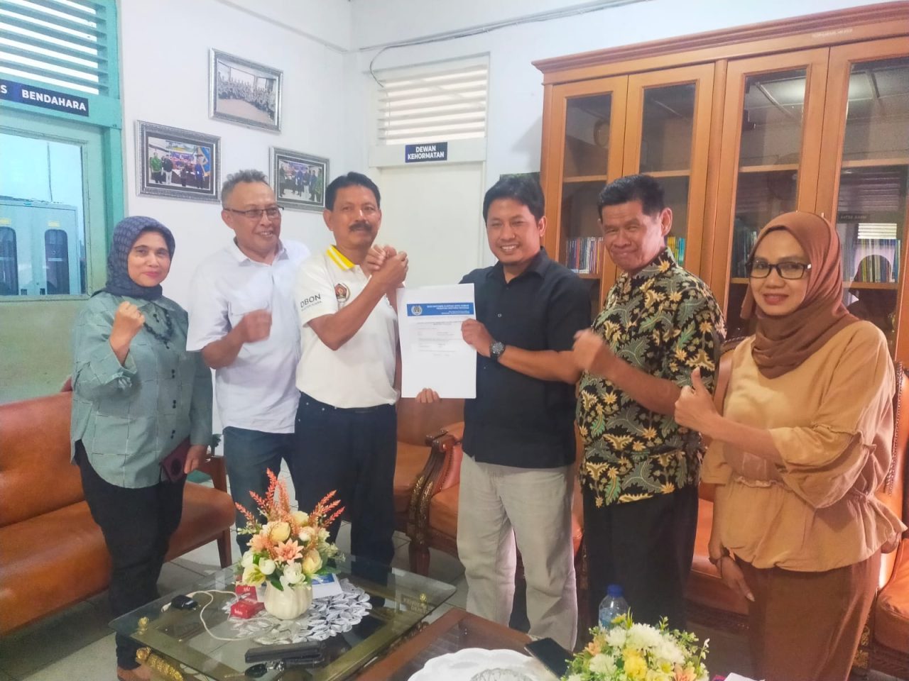 pwi-sumbar-serahkan-rekomendasi-dukungan-ke-hamdanus-untuk-ketua-koni