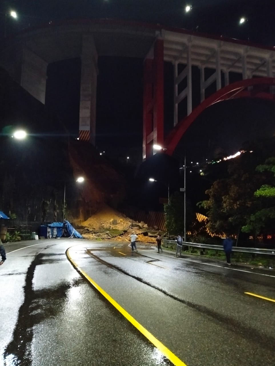 longsor-di-kelok-9,-lalu-lintas-lumpuh-total
