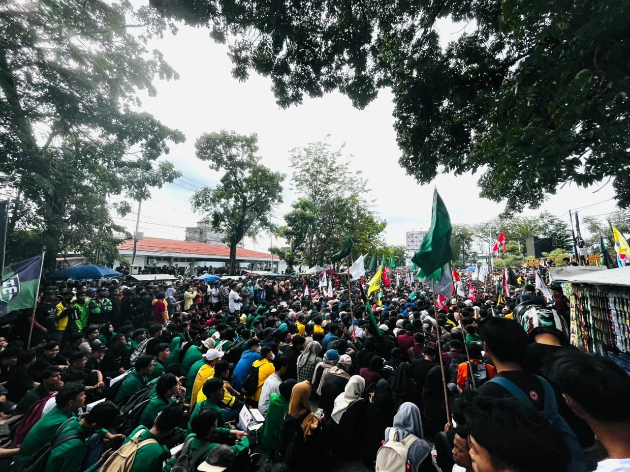 ribuan-pendemo-padati-dprd-sumbar,-suarakan-aspirasi-dengan-damai