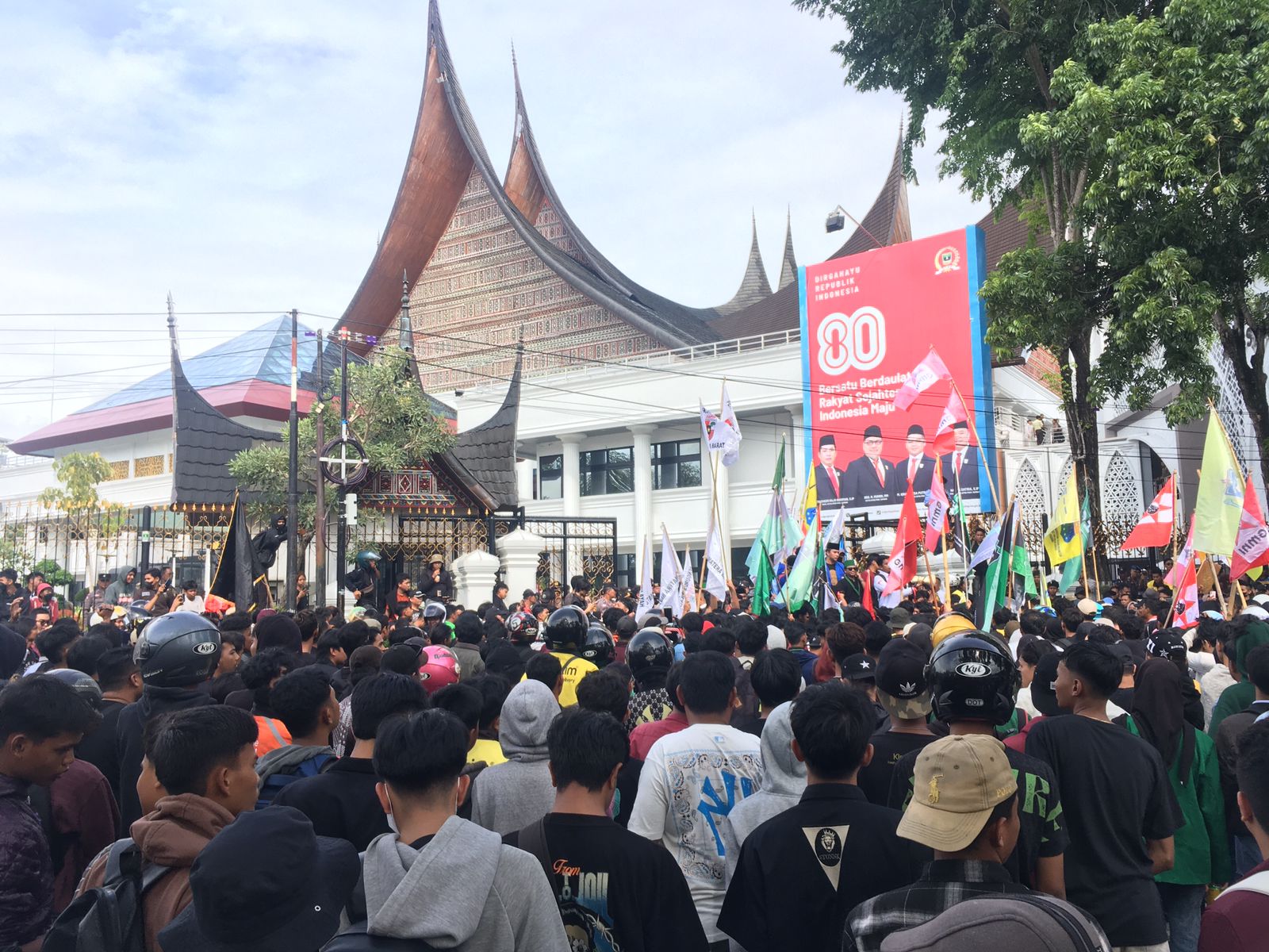 18-tuntutan-bemsi-sumbar-saat-demo-dprd-sumbar