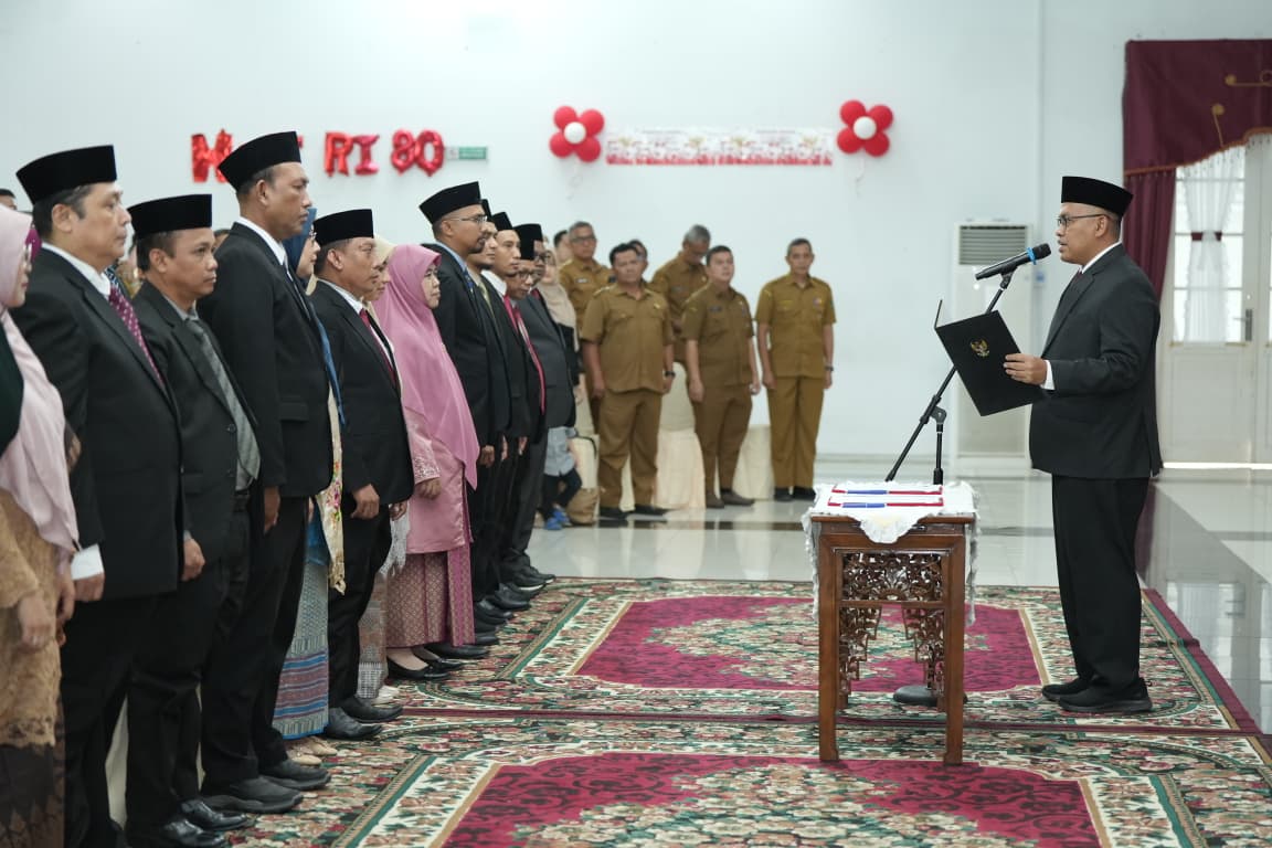 sekda-lantik-53-pejabat-administrator-dan-pengawas-pemprov-sumbar,-ingatkan-dampak-kinerja