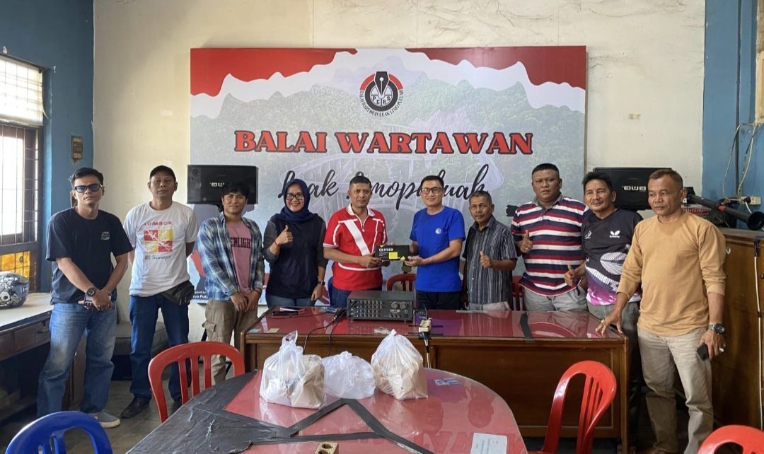 zeki-oktariza-silaturahmi-di-balai-wartawan-payakumbuh,-bantu-perangkat-pengeras-suara 