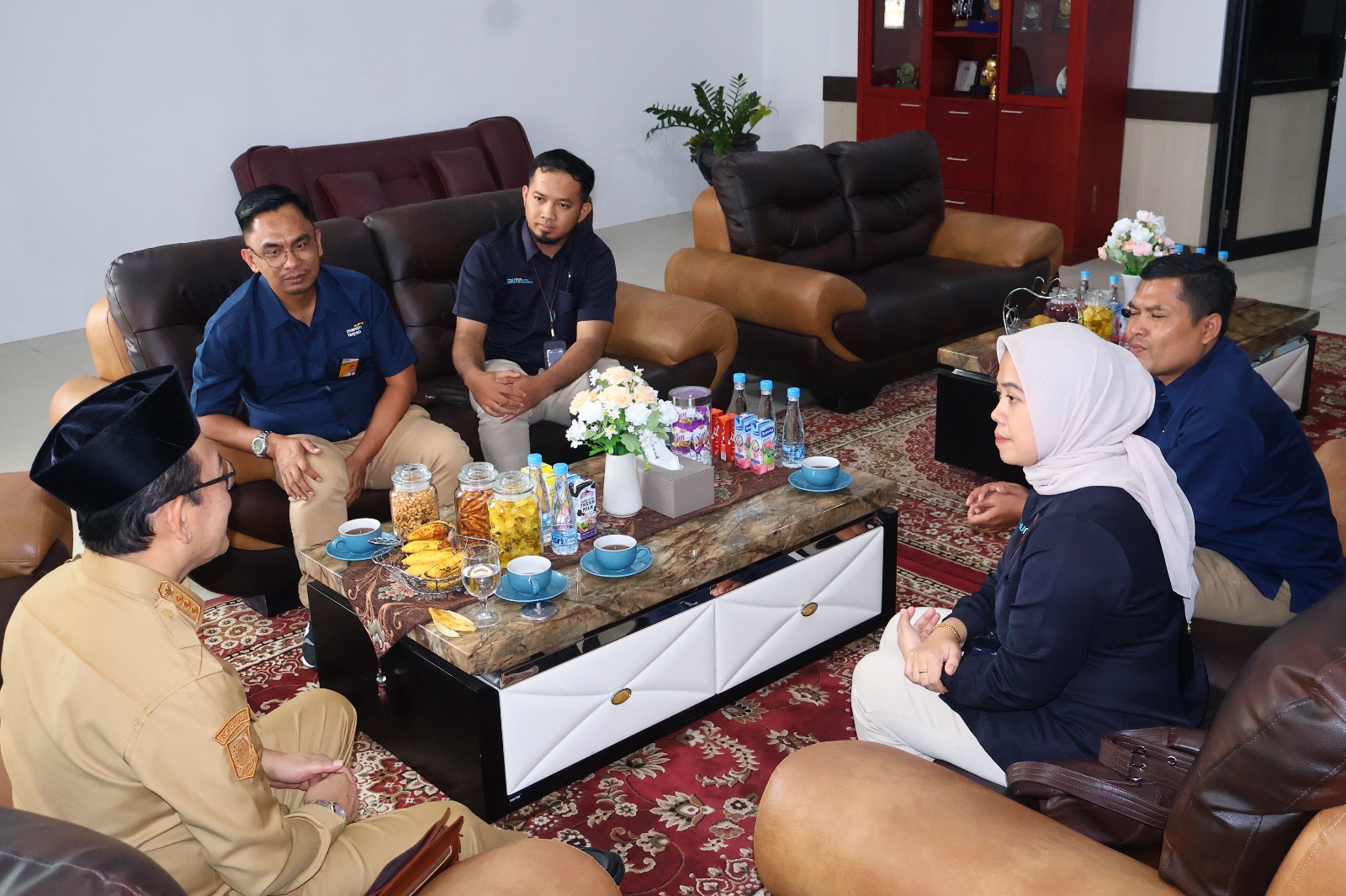 wako-zulmaeta-terima-bantuan-dari-mandiri-taspen-untuk-korban-kebakaran-pasar-payakumbuh