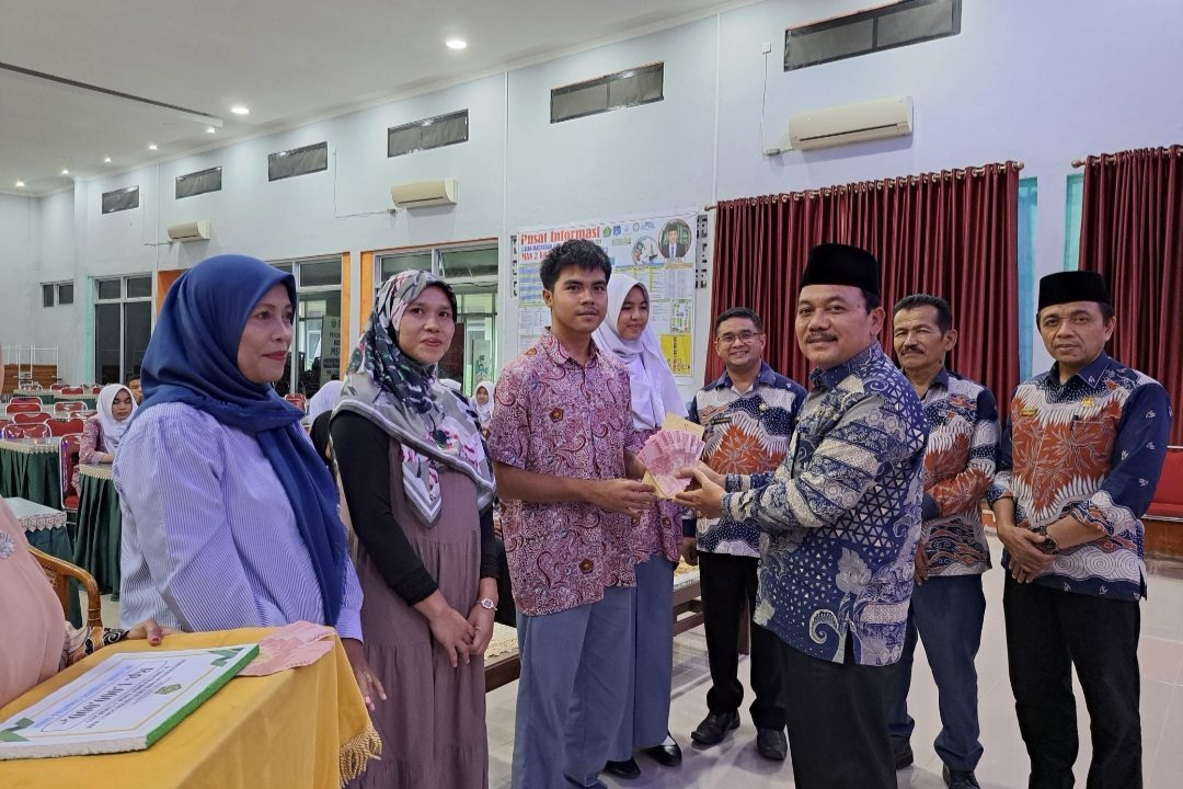 man-2-padang-salurkan-zakat-untuk-14-siswa-kurang-mampu