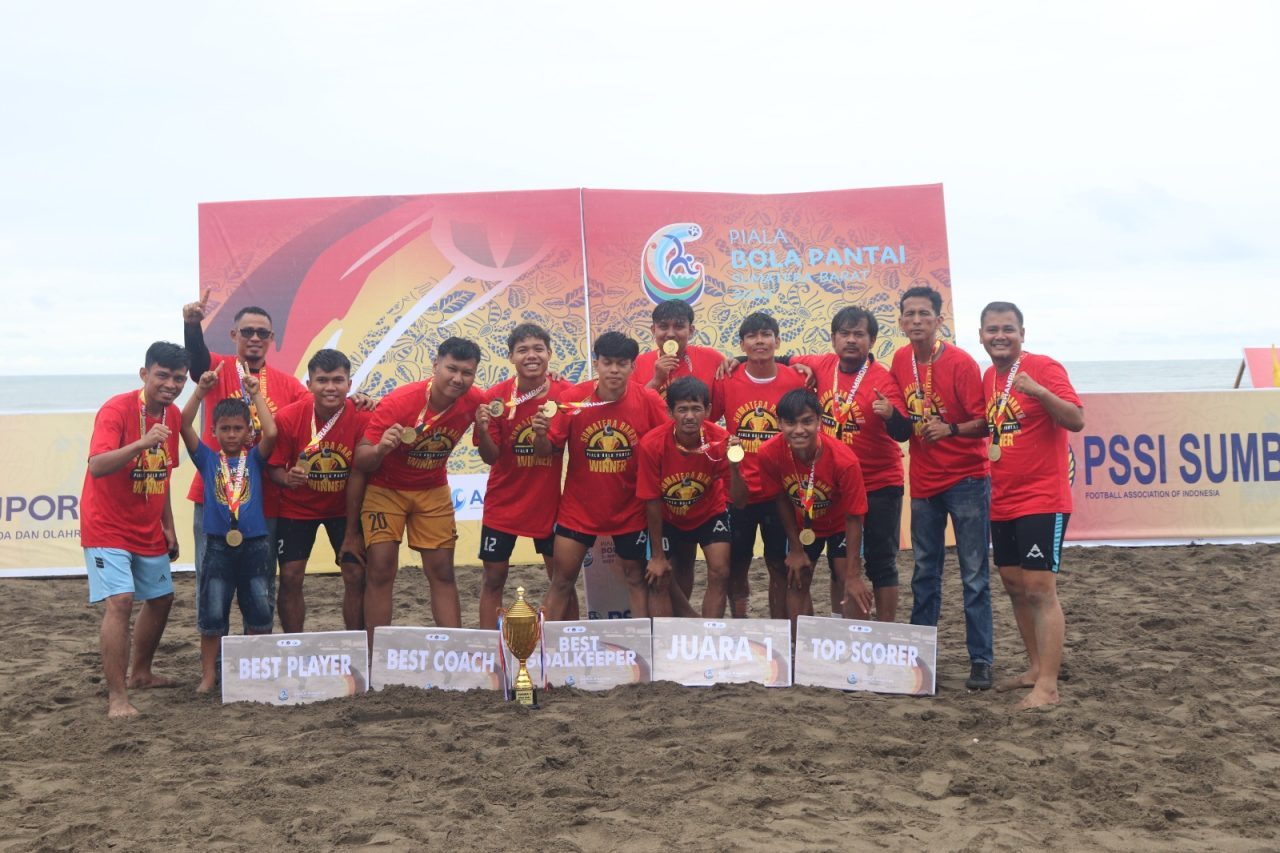 turnamen-bola-pantai-sumbar-2025-berakhir,-pkps-pariaman-angkat-trofi-juara