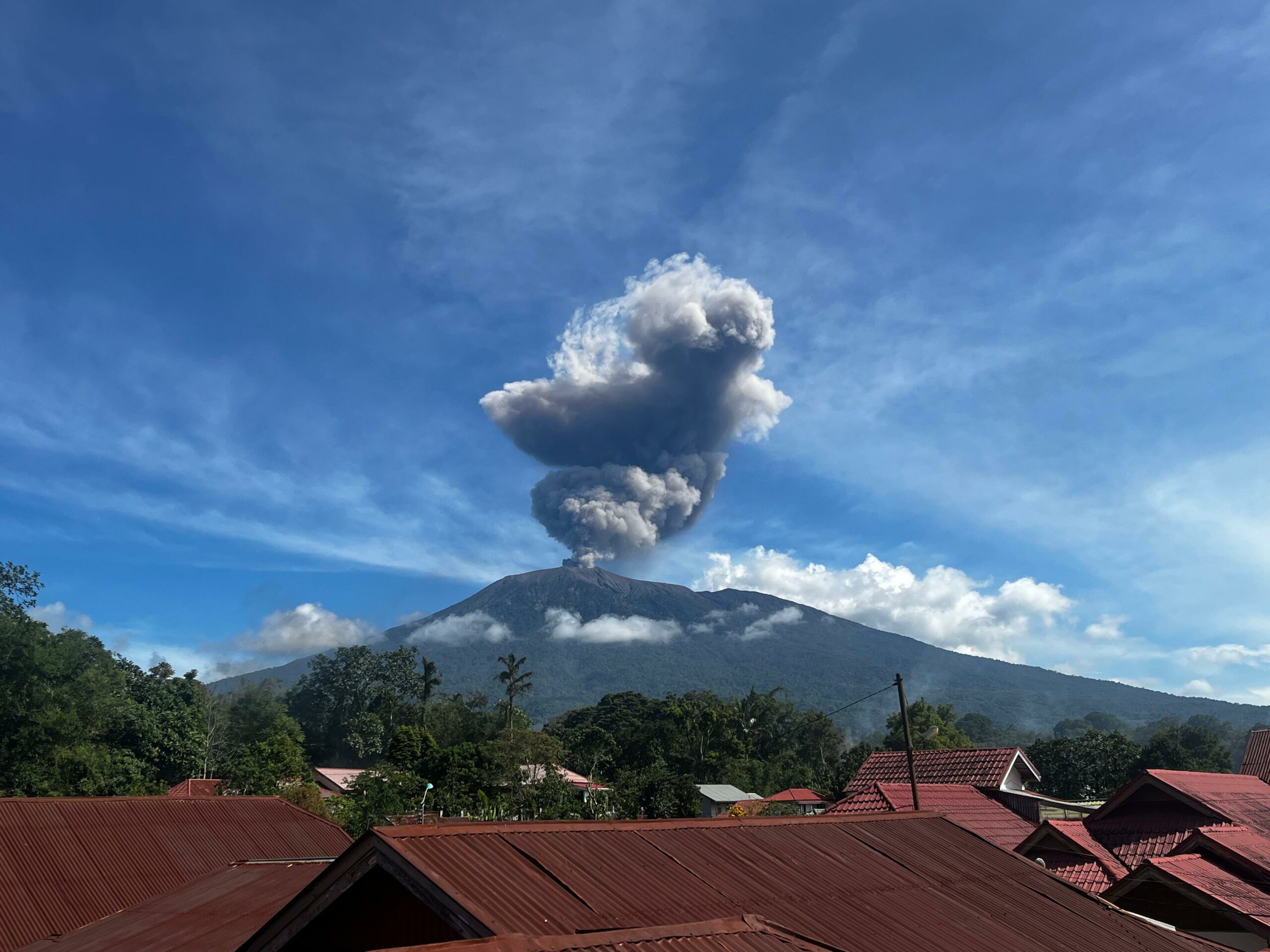 gunung-marapi-erupsi-pagi-tadi,-abu-vulkanik-terpantau-di-wilayah-batu-palano