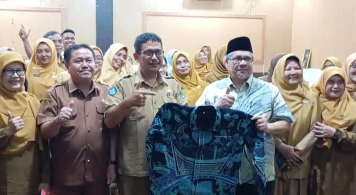 peduli-dunia-pendidikan,-ketua-dprd-sumbar-serahkan-baju-batik-untuk-guru-sma-10-padang