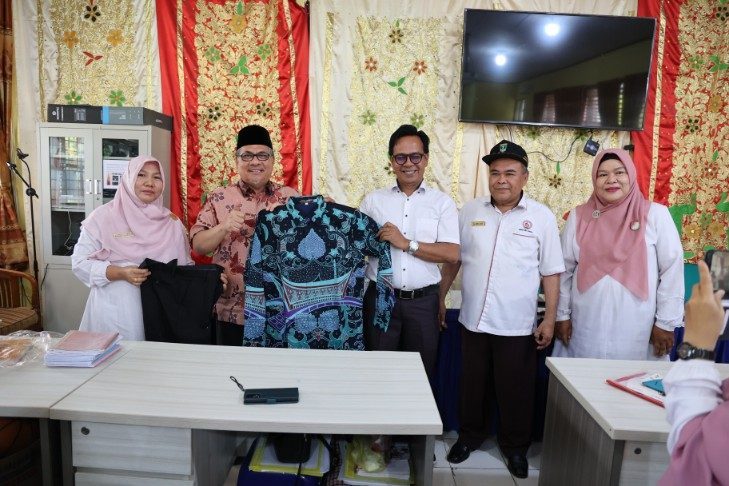 serahkan-bantuan-batik-ditiga-sma,-ketua-dprd-sumbar-tekankan-pentingnya-guru-konselor
