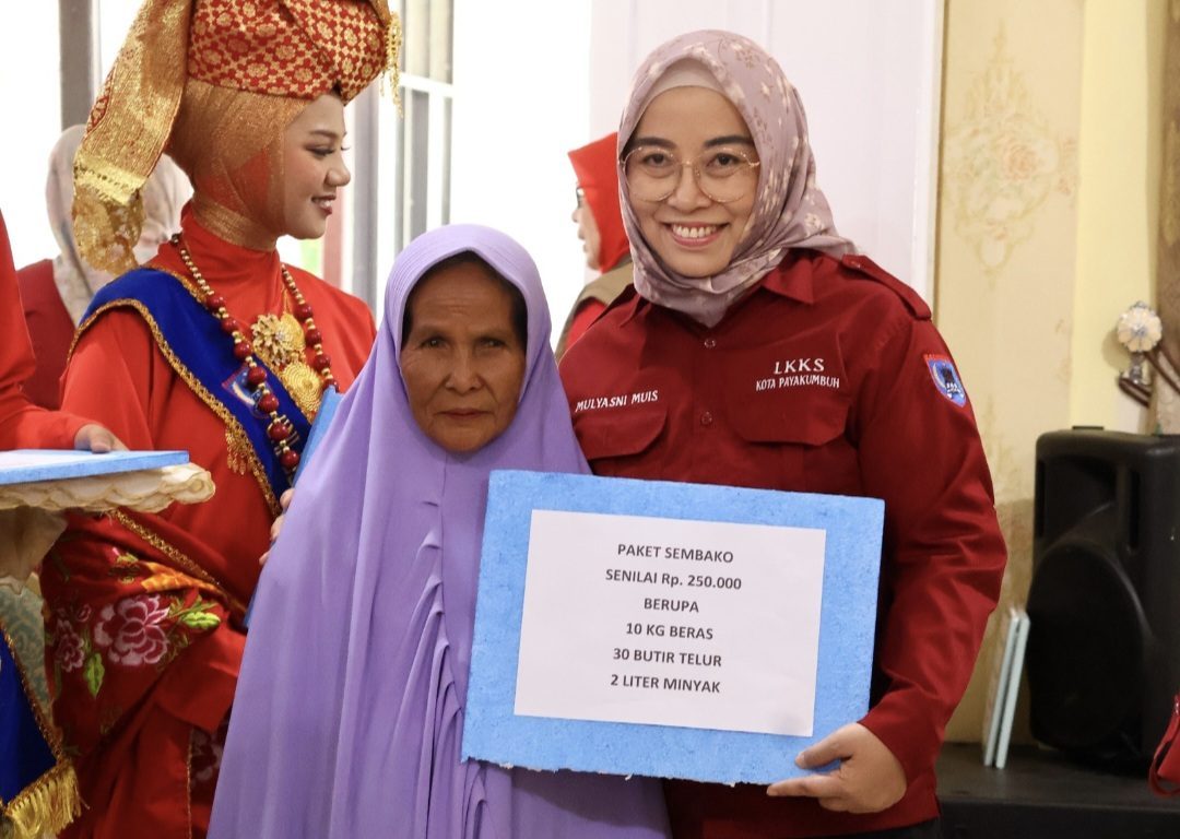 lkks-kota-payakumbuh-dan-indo-jalito-peduli-bagikan-130-paket-sembako 