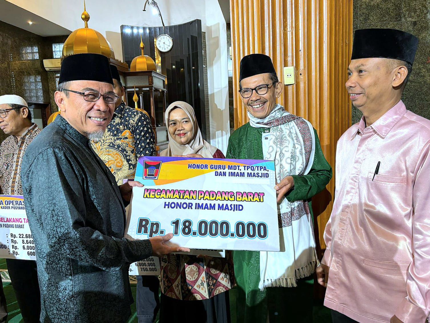 wawako-padang-salurkan-dana-operasional,-sasar-rt/rw-hingga-guru