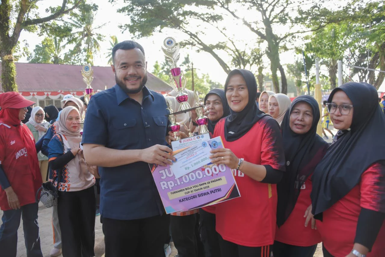 wali-kota-padang-tutup-turnamen-voli-smpn-28-padang-cup-ix