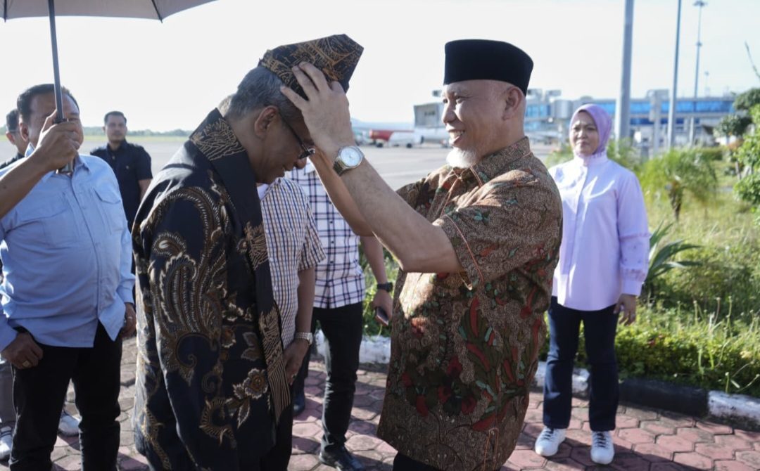 gubernur-mahyeldi-sambut-kajati-sumbar-yang-baru-di-bandara-internasional-minangkabau